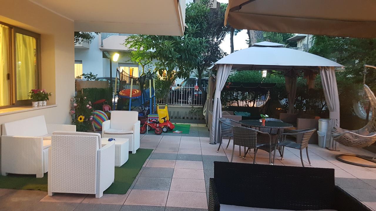 Hotel Fucsia Riccione Exterior foto