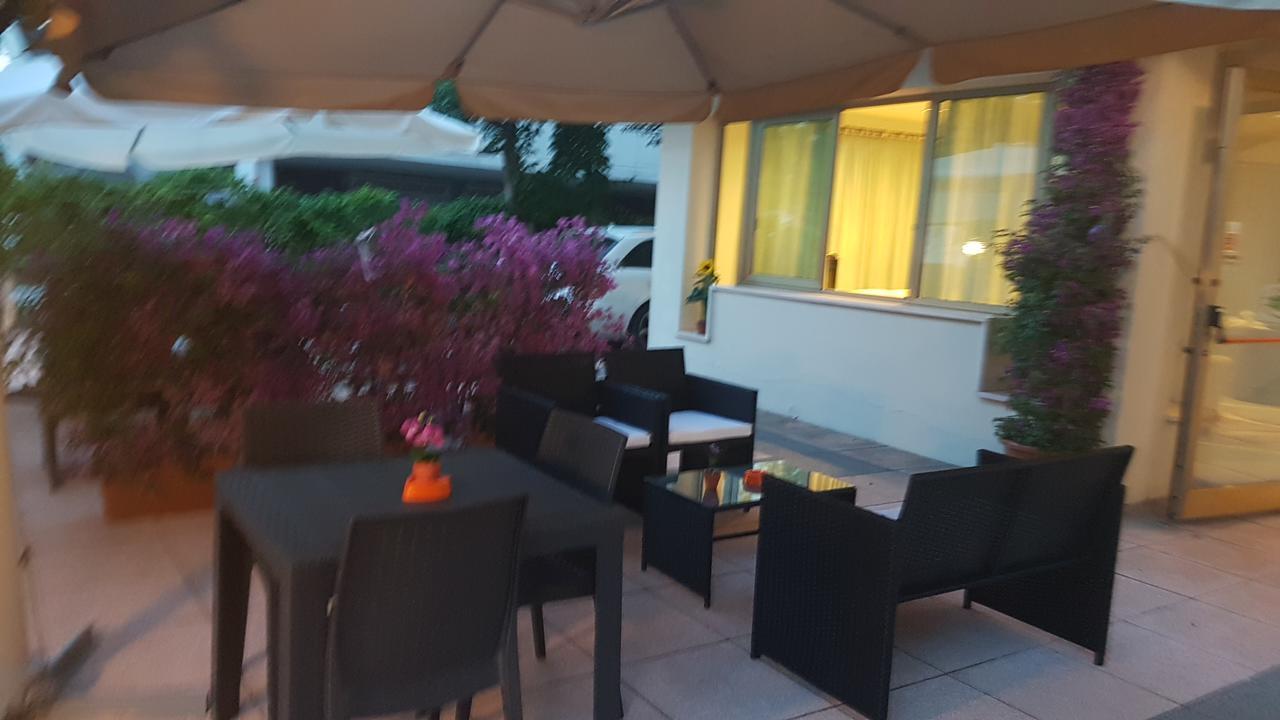 Hotel Fucsia Riccione Exterior foto