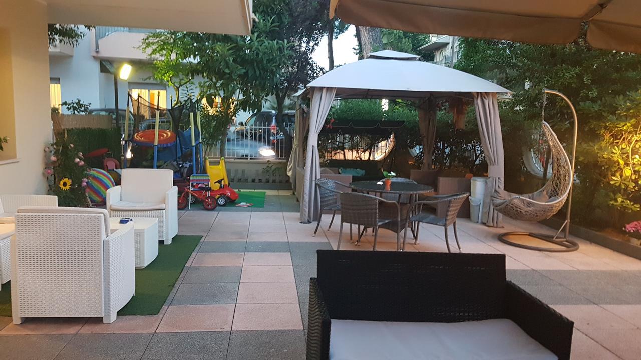 Hotel Fucsia Riccione Exterior foto
