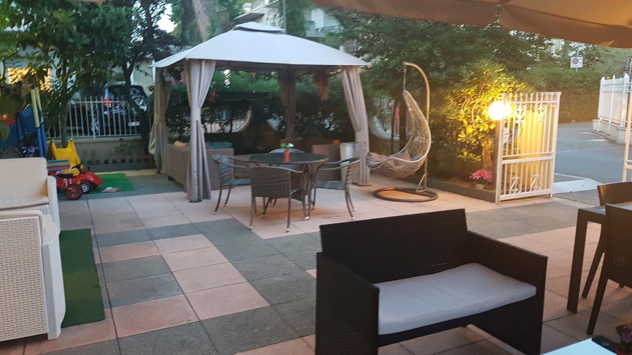 Hotel Fucsia Riccione Exterior foto